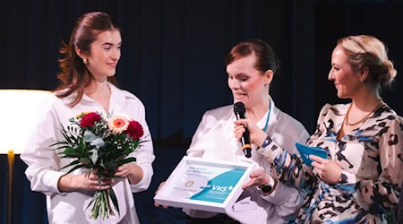 Projektleiterin Miriam Proschmann nimmt von Conny Berger (VKS) und Moderatorin Henriette Fee Grützner ein Dankeschön entgegen. (v.l.) Fotografin: Franziska Kestel