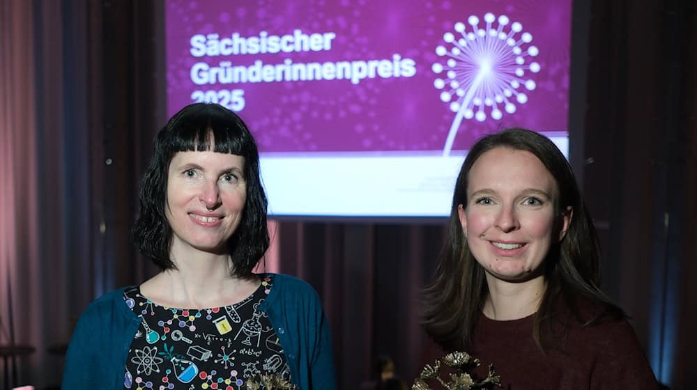 Die Unternehmerinnen Babett Baraniec (l) und Elisa Röhr wurden mit dem Sächsischen Gründerinnenpreis ausgezeichnet. / Foto: Sebastian Willnow/dpa