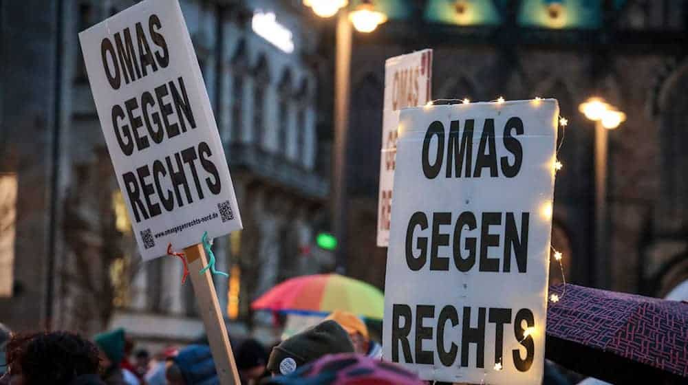 Die Initiative Omas gegen Rechts wird gleich in zwei Bundesländern geehrt - gemeinsam mit einem Musikprojekt in Dresden. (Archivbild) / Foto: Focke Strangmann/dpa