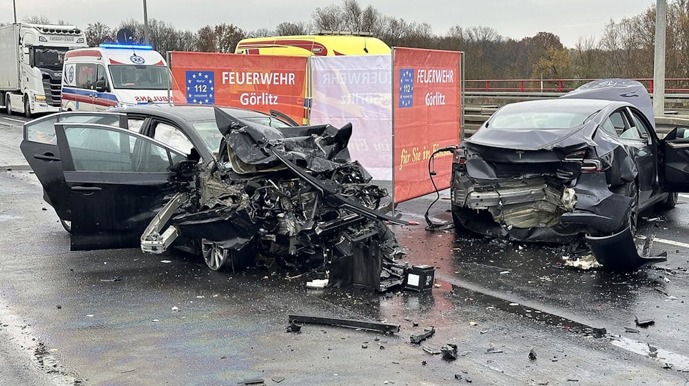 Einer der Autofahrer erlag an der Unfallstelle seinen Verletzungen. / Foto: Danilo Dittrich/dpa