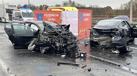 Einer der Autofahrer erlag an der Unfallstelle seinen Verletzungen. / Foto: Danilo Dittrich/dpa