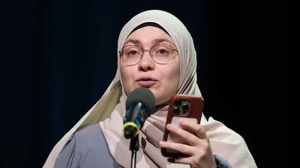 Ayse Irem je sej w finalu němskorěčneho mišterstwa w Poetrylu Slam w Kamjenicy titul wotewzała.  / Foto: Sebastian Willnow/dpa