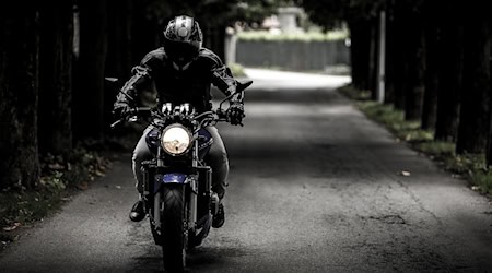 Symbolbild Motorradfahrer / pixabay SplitShire