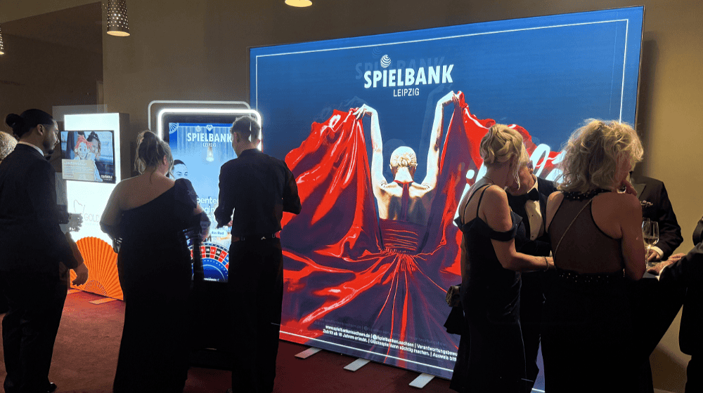 „¡Olé! Hier tanzt das Glück“ : Gäste des Leipziger Opernballs 2025 im Foyer vor dem Leuchtmotiv der Spielbank Leipzig. / Foto. Spielbanken Sachsen