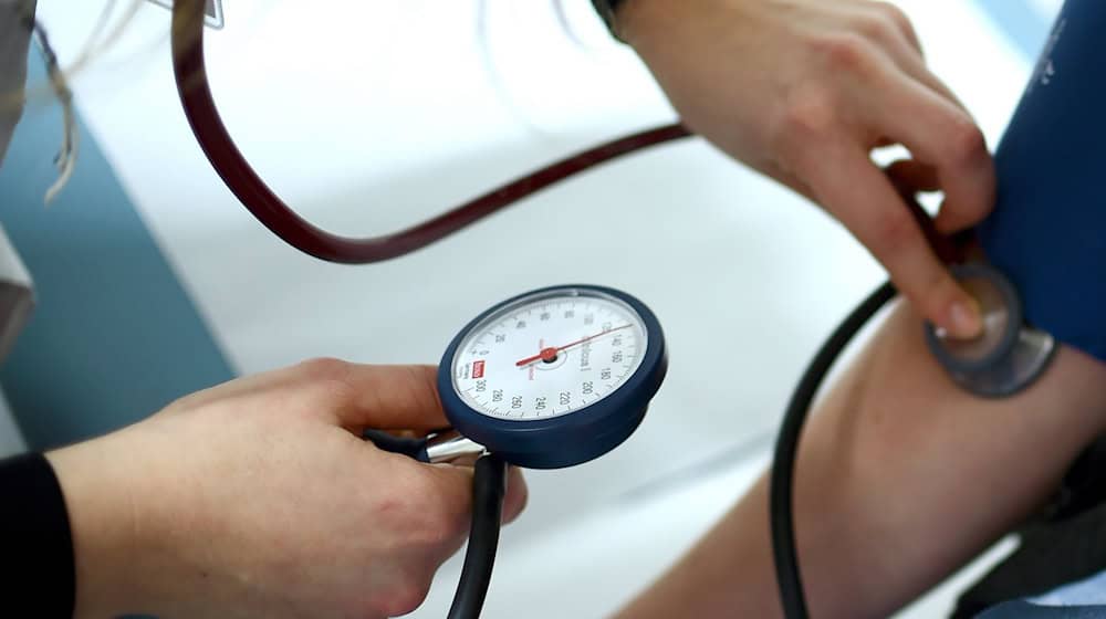 Millions of people live with high blood pressure. (Symbolic image) / Photo: Britta Pedersen/dpa-Zentralbild/dpa