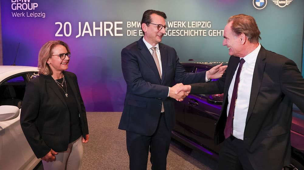 Plant Manager Petra Peterhänsel and Production Director Milan Nedeljkovic (M) with Mayor Burkhard Jung. The BMW plant in Leipzig is to be modernized and expanded. / Photo: Jan Woitas/dpa