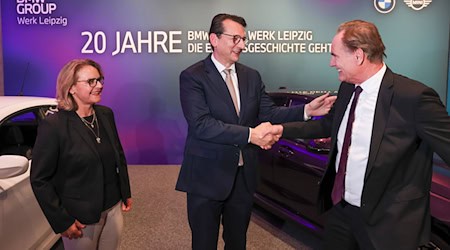 Plant Manager Petra Peterhänsel and Production Director Milan Nedeljkovic (M) with Mayor Burkhard Jung. The BMW plant in Leipzig is to be modernized and expanded. / Photo: Jan Woitas/dpa