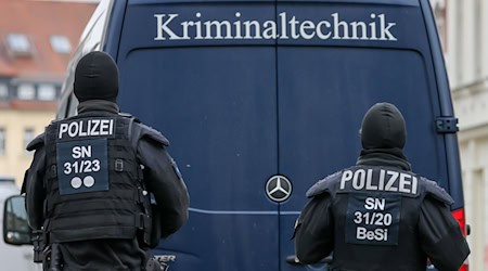 Im Fall eines mutmaßlichen Brandanschlages auf zwei Lkw in Leipzig ermittelt jetzt das Landeskriminalamt Sachsen. (Symbolbild) / Foto: Jan Woitas/dpa-Zentralbild/dpa