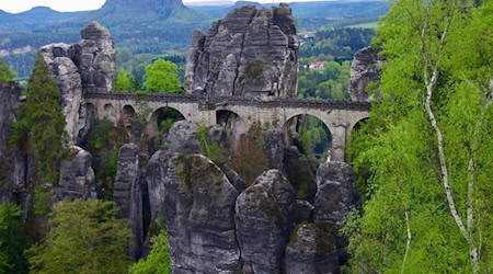 Die Basteibrücke in der Sächsischen Schweiz – ein markanter Aussichtspunkt über den Sandsteinfelsen hoch über dem Elbtal. / Annie Bananie42 auf Pixabay.com