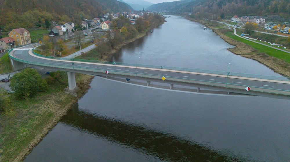 The Elbe bridge in Bad Schandau can once again be used by buses and trucks. (Archive photo) / Photo: Daniel Wagner/dpa