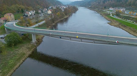 The Elbe bridge in Bad Schandau can once again be used by buses and trucks. (Archive photo) / Photo: Daniel Wagner/dpa