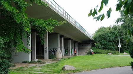 Die Agra-Brücke bei Leipzig wird umfangreich untersucht. (Archivbild) / Foto: Sebastian Willnow/dpa-Zentralbild/dpa