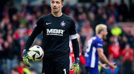 Aue captain Martin Männel saved a foul penalty in his 550th competitive match for FC Erzgebirge. (Archive picture) / Photo: Julius Frick/dpa