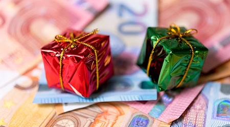 Gerade in Ostdeutschland bekommen viele Beschäftigte kein Weihnachtsgeld (Symbolbild).  / Foto: Monika Skolimowska/dpa/dpa-tmn