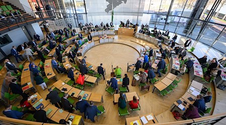 Die Diäten der 120 Abgeordneten im Sächsischen Landtag könnten 2026 erneut steigen (Archivbild). / Foto: Robert Michael/dpa