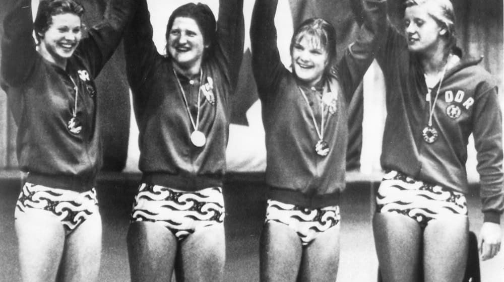 Olympic champion Ulrike Schmidt (left) now gives swimming lessons in Aue. (Archive picture) / Photo: picture-alliance/ dpa