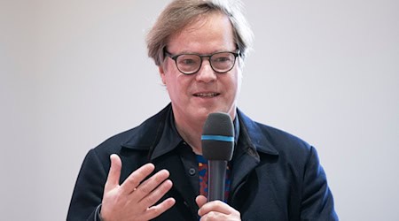 Artistic Director Jan Vogler is focusing on the motto "Lightness of Being" for the 49th edition of the Dresden Music Festival in 2026. (Archive image) / Photo: Sebastian Kahnert/dpa