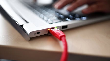 Die Polizei warnt immer wieder vor Betrugsmaschen und unseriösen Finanzplattformen im Internet. (Symbolbild) / Foto: Uli Deck/dpa