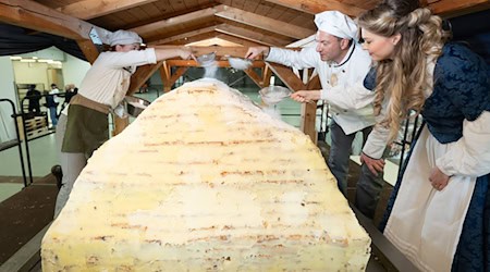 Die Dresdner Stollenbäcker haben ihren Riesenstollen zusammengesetzt. / Foto: Sebastian Kahnert/dpa