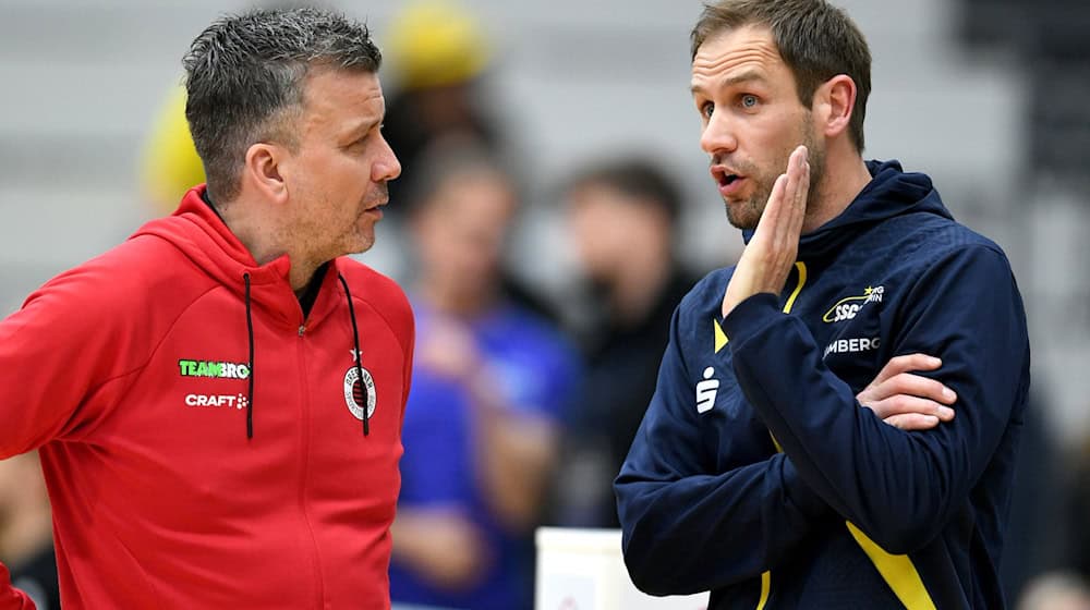 The two coaches Alexander Waibl (Dresden, l) and Felix Koslowski exchange ideas / Photo: Michael Schwartz/dpa