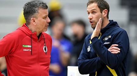 The two coaches Alexander Waibl (Dresden, l) and Felix Koslowski exchange ideas / Photo: Michael Schwartz/dpa