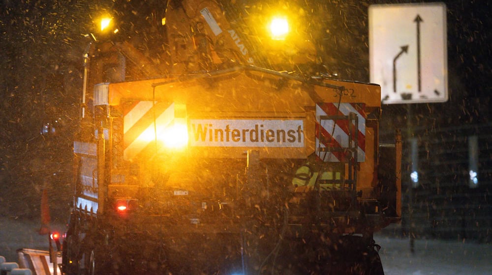 In icy temperatures, the winter road clearance service ensures safety on the roads. (Archive image) / Photo: Robert Michael/dpa