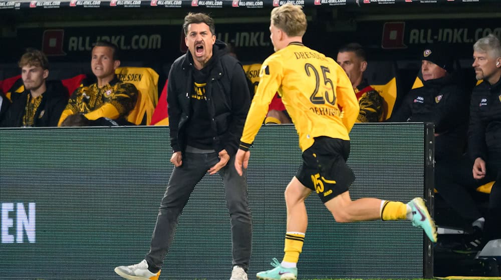  Dresden's Jonas Oehmichen (r) took the lead in the test match against third division side Energie Cottbus. (archive picture) / Photo: Robert Michael/dpa