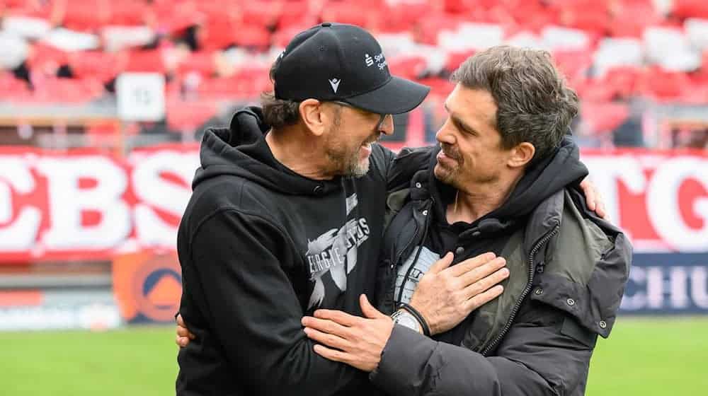 Cottbus'-Trainer Claus-Dieter "Pele" Wollitz (l) und Dynamo-Trainer Thomas Stamm stehen sich in der Länderspielpause in einem Testspiel gegenüber. / Foto: Robert Michael/dpa/ZB