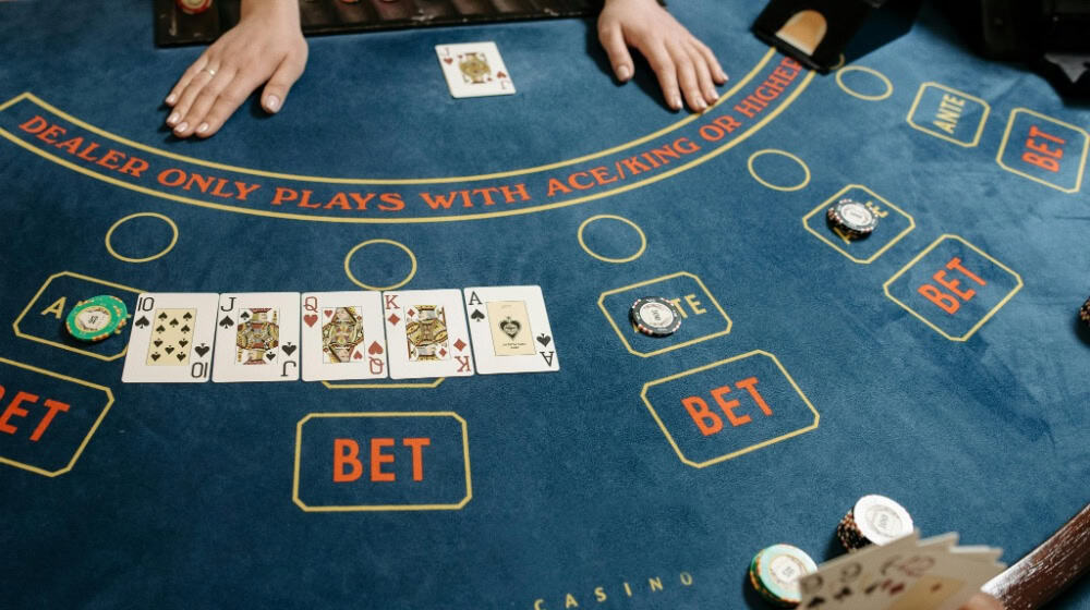 Glücksspiel in Deutschland steht vor einer Neuausrichtung – der Staatsvertrag wird überprüft. / Foto: Pavel Danilyuk auf pexels.com