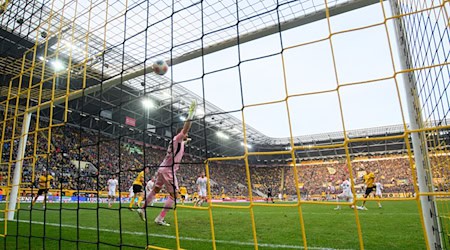  Alexander Rossipal (Dynamo Dresden, r) trifft zum 1:0. / Foto: Robert Michael/dpa
