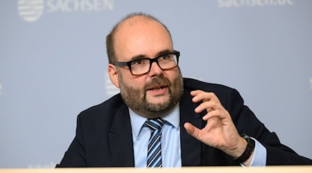 Der Finanzminister Christian Piwarz äußert sich zurückhaltend zur Aufnahme von Schulden. (Archivbild) / Foto: Robert Michael/dpa