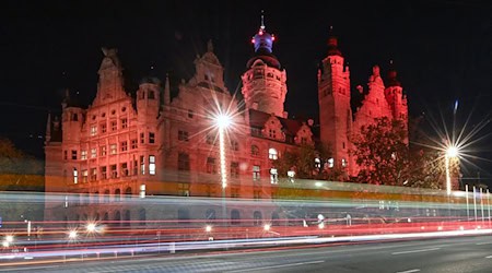 Auch in diesem Jahr sollen am «Orange Day» angestrahlte Gebäude auf Gewalt an Frauen aufmerksam machen. (Archivbild) / Foto: Hendrik Schmidt/dpa-Zentralbild/dpa