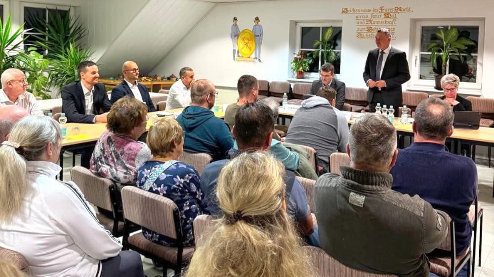 Beim Bürgergespräch mit Landrat Udo Witschas in Großharthau nahmen 21 Bürgerinnen und Bürger die Gelegenheit wahr und stellten Fragen, die sie bewegen. Foto: LRA Bautzen