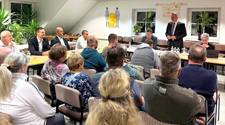 Beim Bürgergespräch mit Landrat Udo Witschas in Großharthau nahmen 21 Bürgerinnen und Bürger die Gelegenheit wahr und stellten Fragen, die sie bewegen. Foto: LRA Bautzen