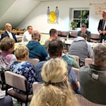 Beim Bürgergespräch mit Landrat Udo Witschas in Großharthau nahmen 21 Bürgerinnen und Bürger die Gelegenheit wahr und stellten Fragen, die sie bewegen. Foto: LRA Bautzen