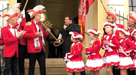 Oberbürgermeister Frank Höhme (r.) und Präsident Carsten John „ringen“ um den Rathausschlüssel. Foto: Stadtverwaltung Radeberg
