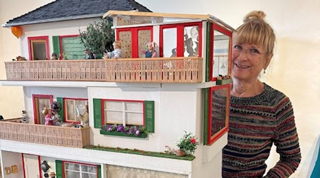 Die Dresdner Ärztin i. R. Christel Göpel mit einem Schmuckstück aus ihrer Sammlung. Foto: MSK