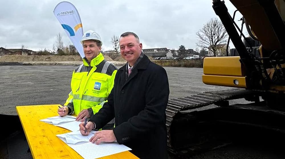 Der Geschäftsführer DIW, Jörg Winkler, und Landrat Udo Witschas (r.) unterzeichnen vor Ort den Vertrag zum Neubau des Gymnasiums Radeberg. Foto: LRA Bautzen