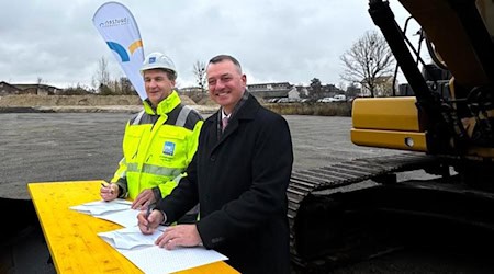 Der Geschäftsführer DIW, Jörg Winkler, und Landrat Udo Witschas (r.) unterzeichnen vor Ort den Vertrag zum Neubau des Gymnasiums Radeberg. Foto: LRA Bautzen