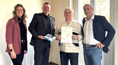 Die Ehrenamtsbeauftragte Dunja Reichelt und Landrat Udo Witschas würdigen Karl Heinz Weigel für sein langjähriges Engagement im Beisein des Bernsdorfer Bürgermeisters Harry Habel, der ebenfalls gratuliert (v.l.n.r.). Foto: LRA Bautzen