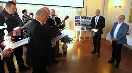 Zur Verabschiedung des Kamenzer Oberbürgermeisters Roland Dantz (r.) bringen ihm die Mitglieder des Männergesangsvereins Kamenz-Jesau das Ständchen „Schön war die Zeit“ zu Gehör. Auch der künftige OB Michael Preuß (2.v.r.) ist dabei zugegen. Foto: Matthias Stark