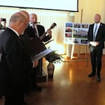 Zur Verabschiedung des Kamenzer Oberbürgermeisters Roland Dantz (r.) bringen ihm die Mitglieder des Männergesangsvereins Kamenz-Jesau das Ständchen „Schön war die Zeit“ zu Gehör. Auch der künftige OB Michael Preuß (2.v.r.) ist dabei zugegen. Foto: Matthias Stark