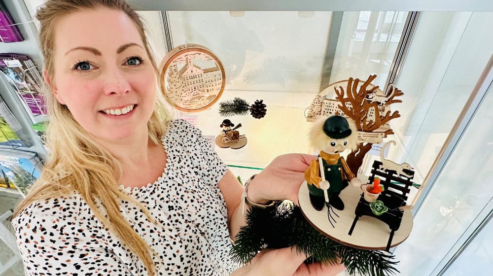 Bianca Rietzel präsentiert den Tierpfleger-Räuchermann. Fotos: Stadtverwaltung Bischofswerda