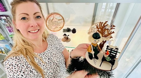 Bianca Rietzel präsentiert den Tierpfleger-Räuchermann. Fotos: Stadtverwaltung Bischofswerda