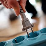 Ab 2026 zahlen viele Kundinnen und Kunden für Strom weniger Geld. (Symbolbild) / Foto: Oliver Berg/dpa/dpa-tmn