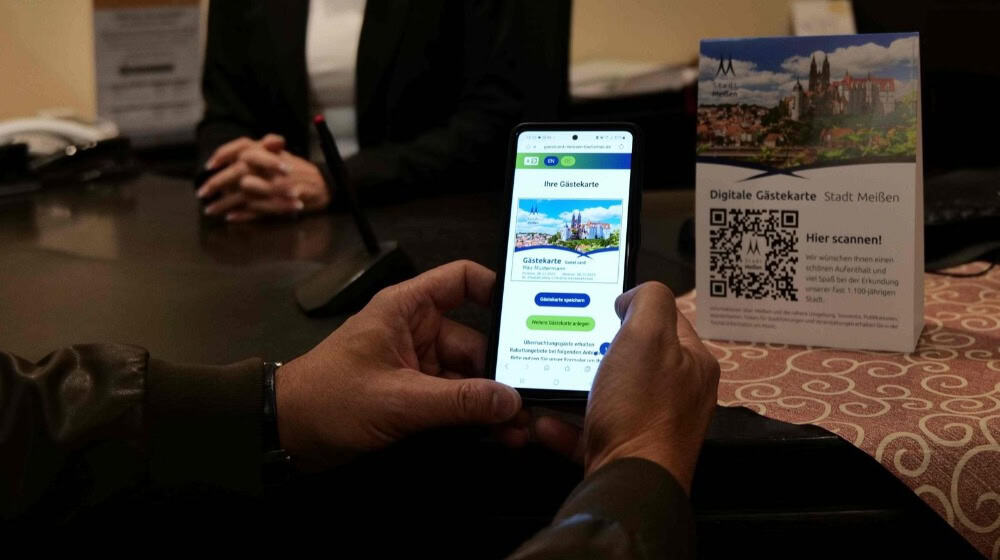 Übernachtungsgäste erhalten in Meißner Hotels, Pensionen und Ferienwohnungen die digitale Gästekarte mittels QR-Code auf ihr Mobiltelefon. Foto: Stadt Meißen