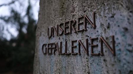 Gedenken an die Toten der Kriege am Volkstrauertag. (Archivbild) / Foto: Sebastian Willnow/dpa