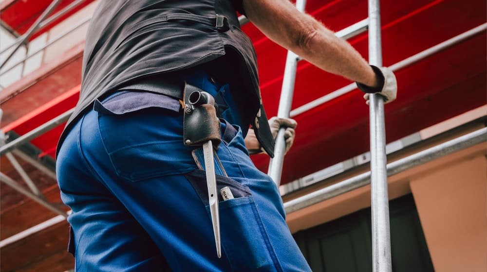 Klettert an den Häusern hoch hinaus: der Gerüstbauer. Auch beim Lohn geht es für ihn jetzt nach oben, sagt die IG Bau Dresden. Arbeit in luftiger Höhe: Wind-und-Wetter-Jobs auf dem Gerüst. Foto: IG Bau/Tobias Seifert