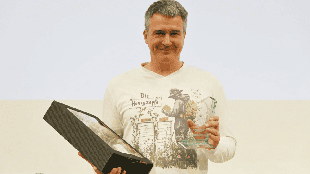 Der Meißner Imker Rico Heinzig mit seiner Auszeichnung. Foto: Deutscher Berufs- und Erwerbsimkerbund/Janine Fritsch