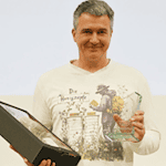 Der Meißner Imker Rico Heinzig mit seiner Auszeichnung. Foto: Deutscher Berufs- und Erwerbsimkerbund/Janine Fritsch